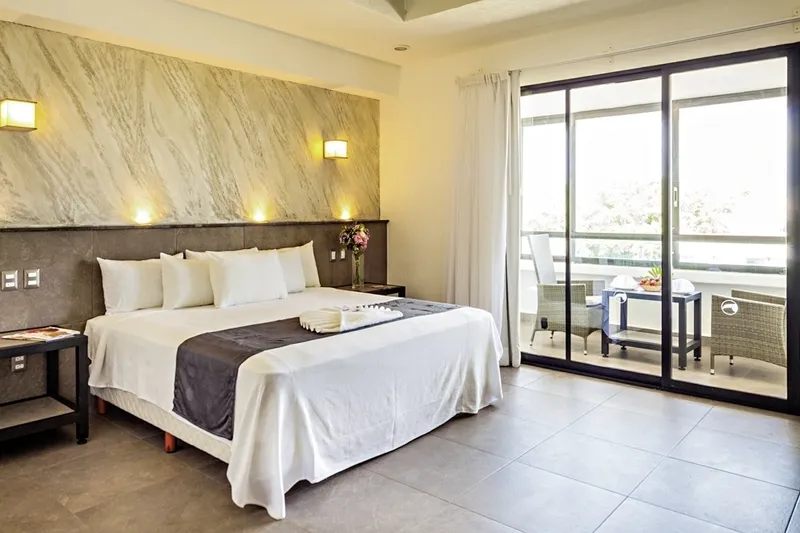 Moderna spalnica v Aspira Hotel Playa del Carmen z veliko posteljo