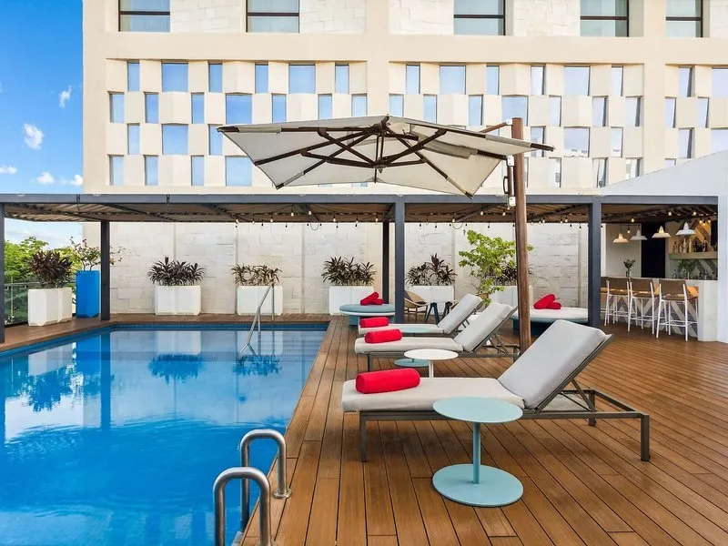 Bazen na strehi hotela Avani s sončno teraso