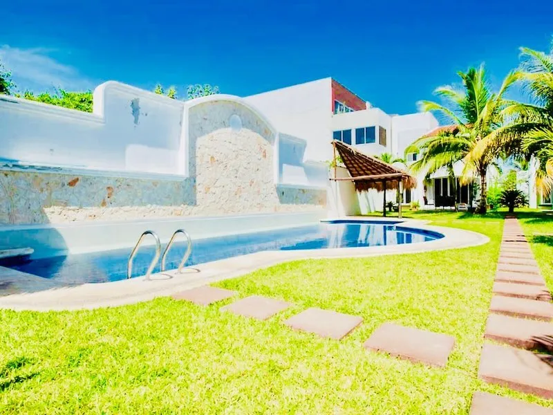 Pogled na bazen in bele hotelske zgradbe