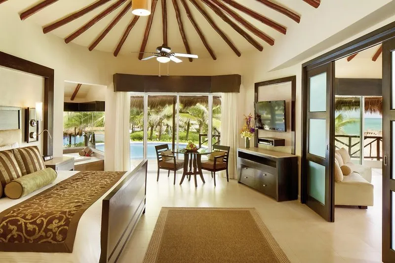 Elegantna suita z visoko slamnato streho in pogledom na bazen