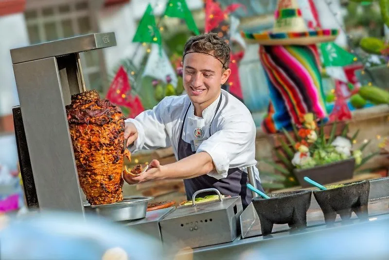 Kuharski mojster pripravlja tradicionalne mehiške tacose