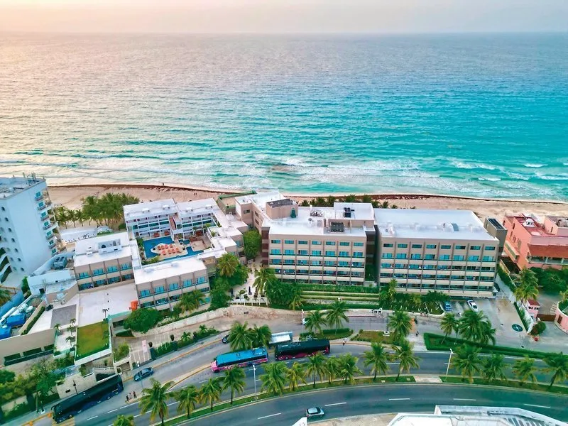 Zračni posnetek resorta Flamingo Cancun ob obali