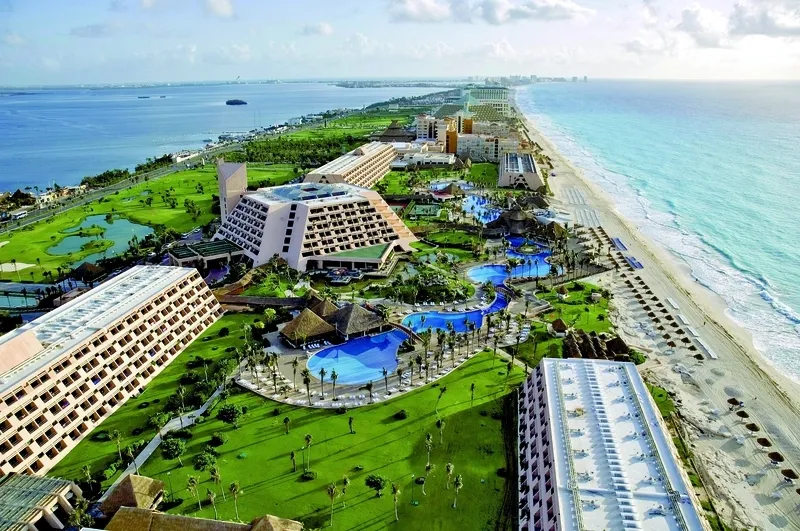 Panoramski pogled na hotel Grand Oasis Cancun v obliki piramide
