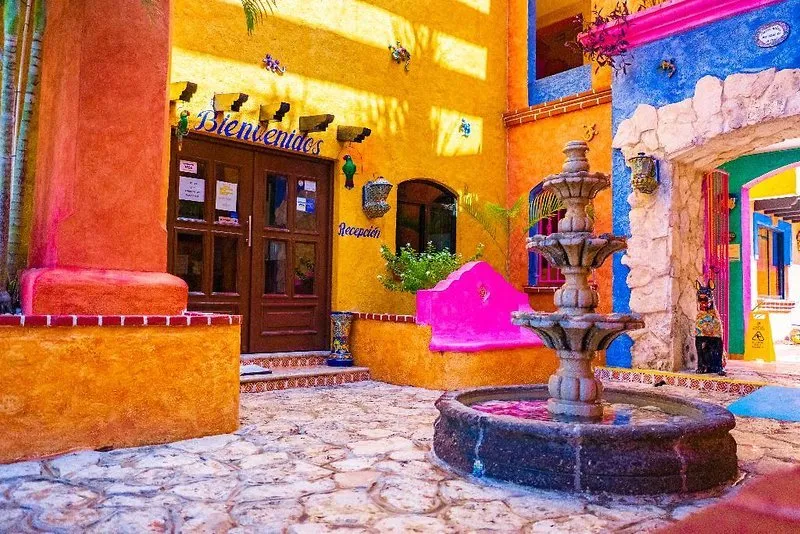 Notranje dvorišče s fontano in živimi barvami