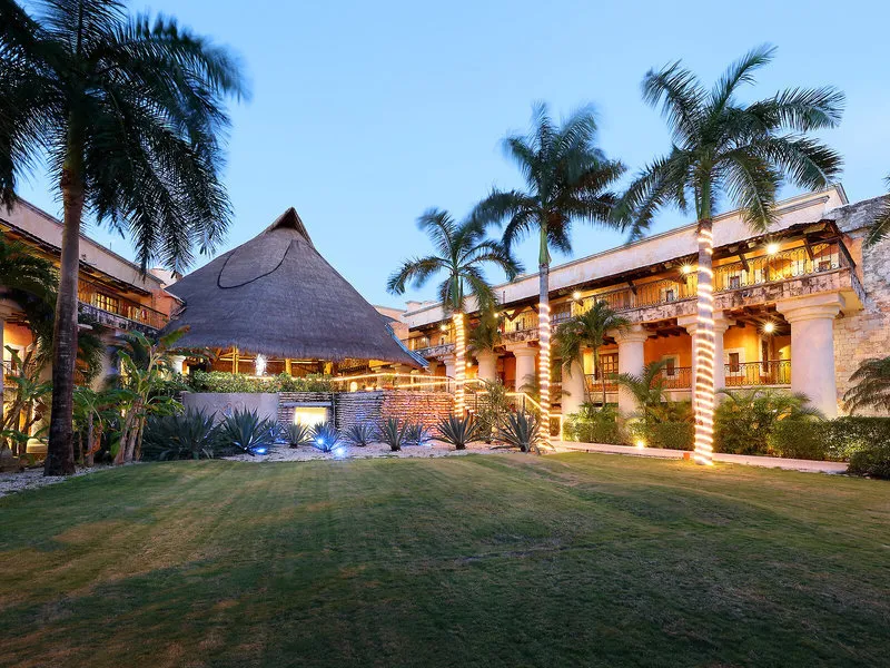 Osvetljena hacienda in tropski vrt ponoči