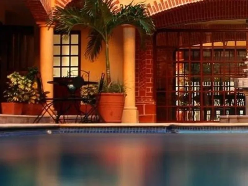 Pogled na bazen skozi kolonialne stebre