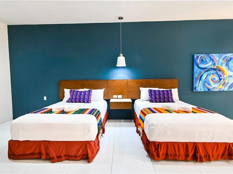 Moderna hotelska soba z dvema posteljama in barvito dekoracijo