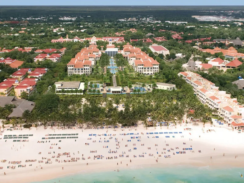 Zračni posnetek luksuznega resorta ob morju