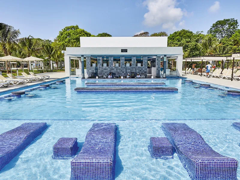 Zračni posnetek resorta sredi tropskega vrta