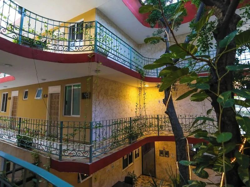 Notranje dvorišče hotela Santa Maria z balkoni in zelenjem