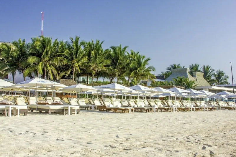 Bela peščena plaža s senčniki v bližini hotela Nina