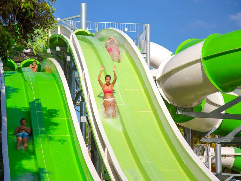 Naravna cenota s kristalno čisto vodo znotraj resorta