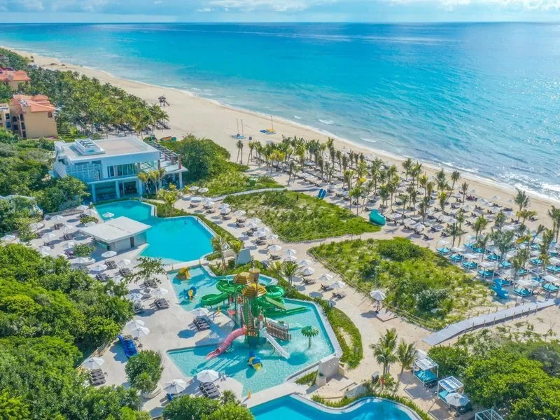 Pogled na plažo in turkizno morje