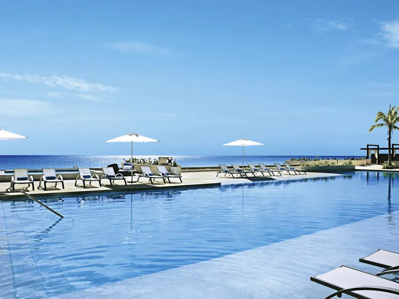 Neskončni bazen s pogledom na turkizno Karibsko morje