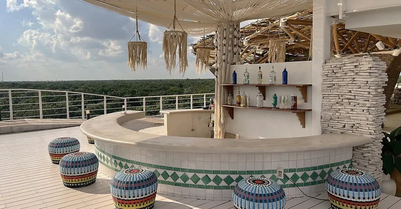 Pogled s strešne terase na neskončno džunglo Tuluma