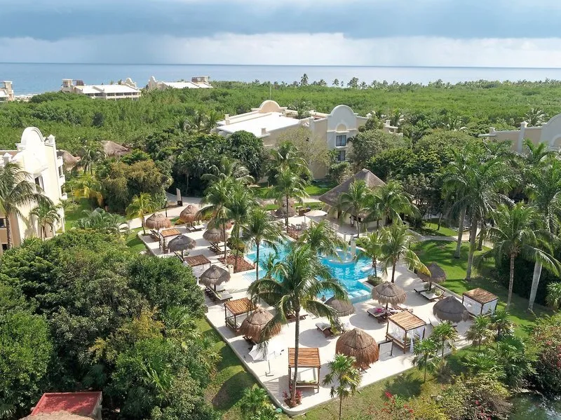 Zasebni infinity bazen hotela TRS Yucatan s pogledom na ocean