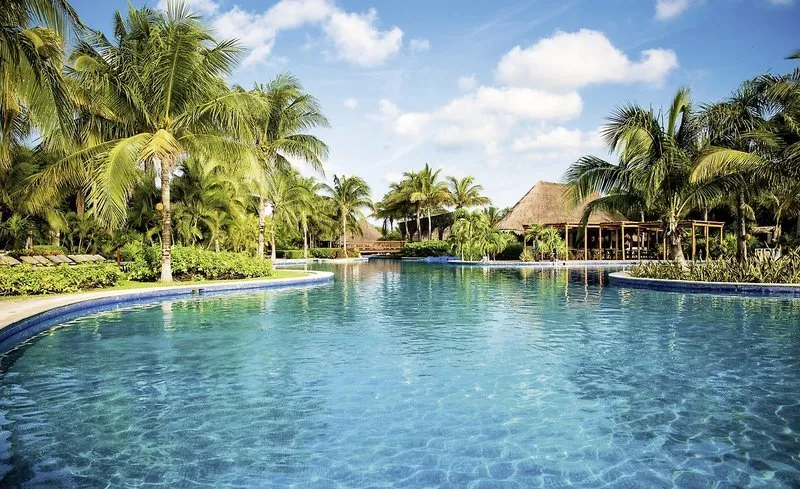 Velikanski bazen s swim-up barom